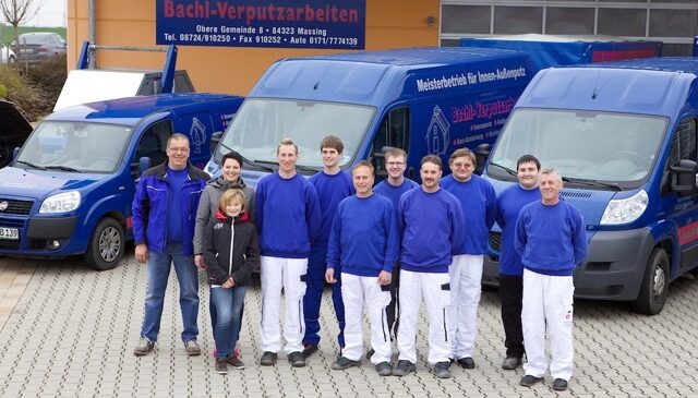 Team Bachl 2007 vor Firmenfahrzeugen