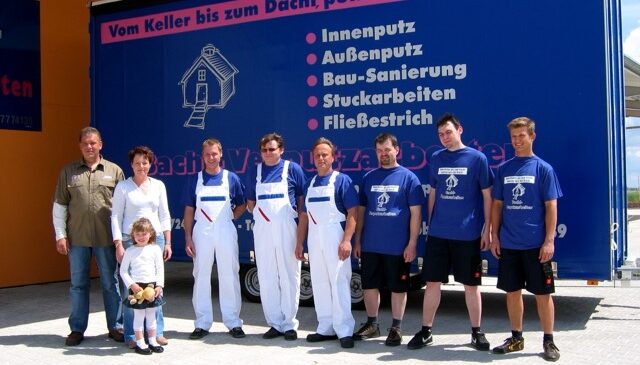 Team der Firma Bachl 2007 vor Firmen-Anhänger