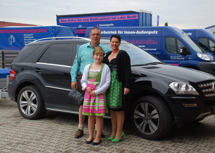 Familie Bachl vor Firmenauto