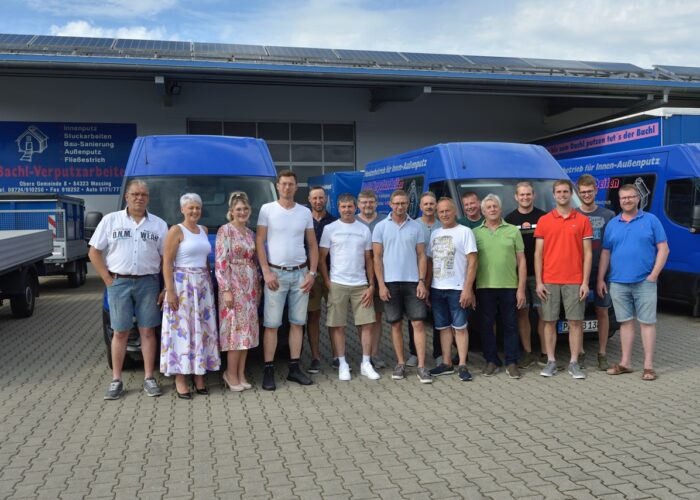 Team der Firma Bachl 2023 vor Firmenfahrzeugen
